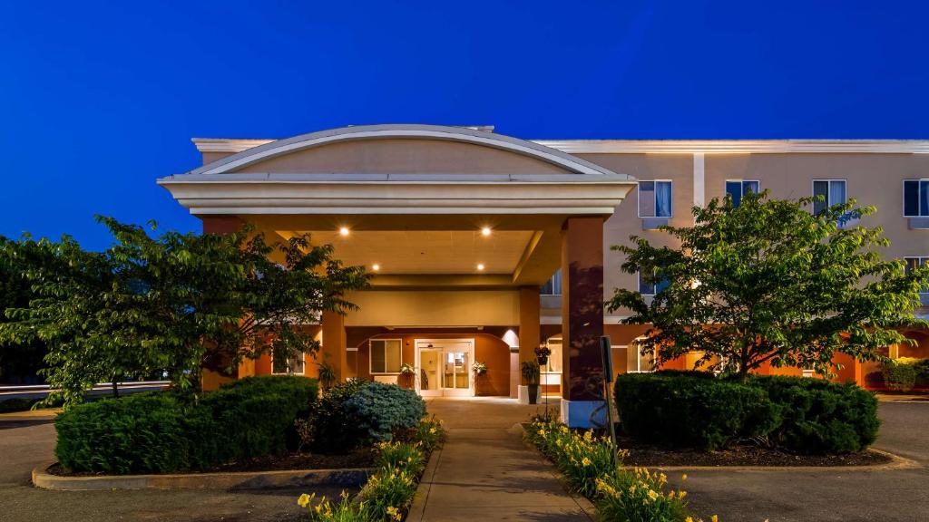 a large building with a domed entry way at Best Western Dartmouth-New Bedford in North Dartmouth