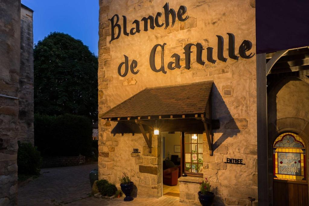 een gebouw met een bord waarop staat: banket wees kaars bij Best Western Blanche de Castille Dourdan in Dourdan