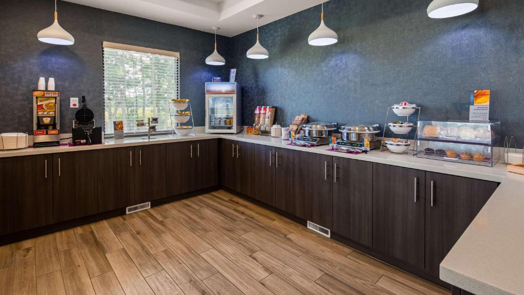 Best Western Hampshire Inn & Suites photo