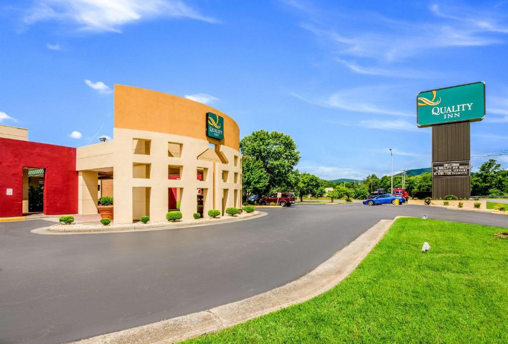 une vue sur un bâtiment utilitaire du sud-ouest avec un panneau dans l'établissement Quality Inn Roanoke Airport, à Roanoke