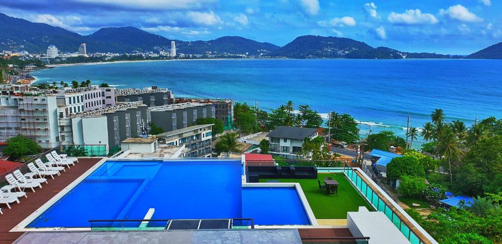 - Vistas al océano desde un edificio con piscina en The Privilege Residence, en Patong Beach