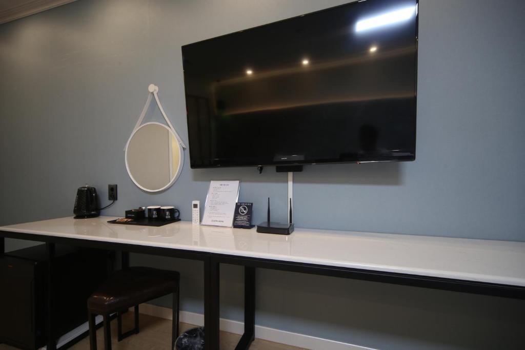 TV a/nebo společenská místnost v ubytování Bestie Hotel
