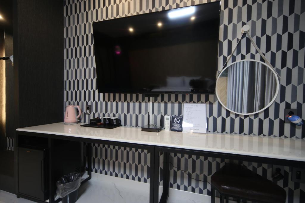 TV a/nebo společenská místnost v ubytování Bestie Hotel
