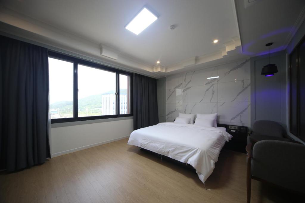 Postel nebo postele na pokoji v ubytování Bestie Hotel