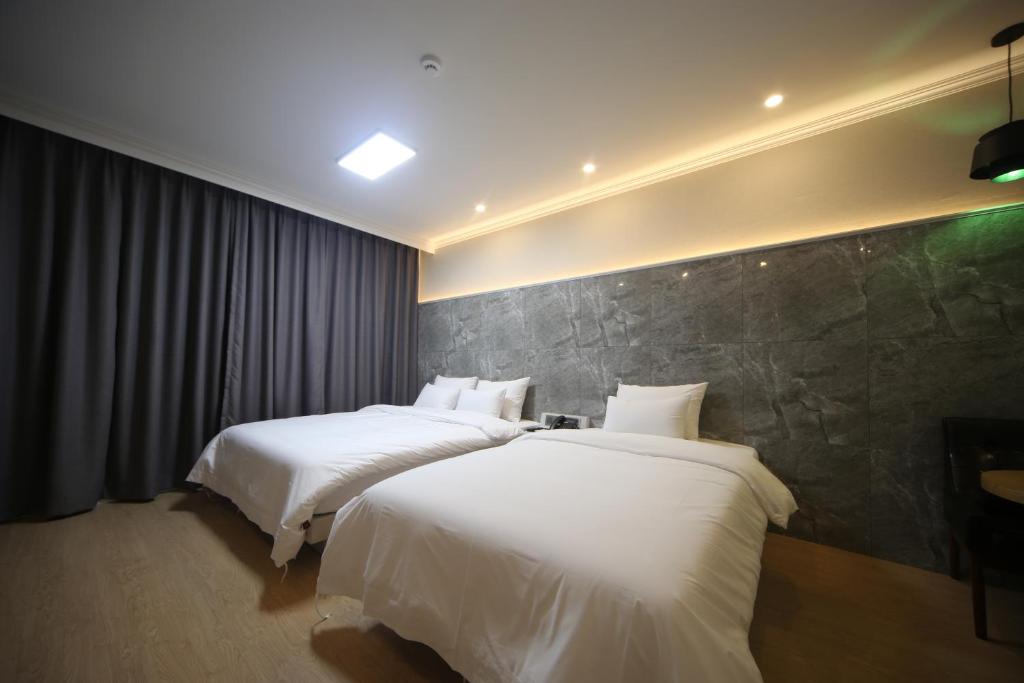 Postel nebo postele na pokoji v ubytování Bestie Hotel