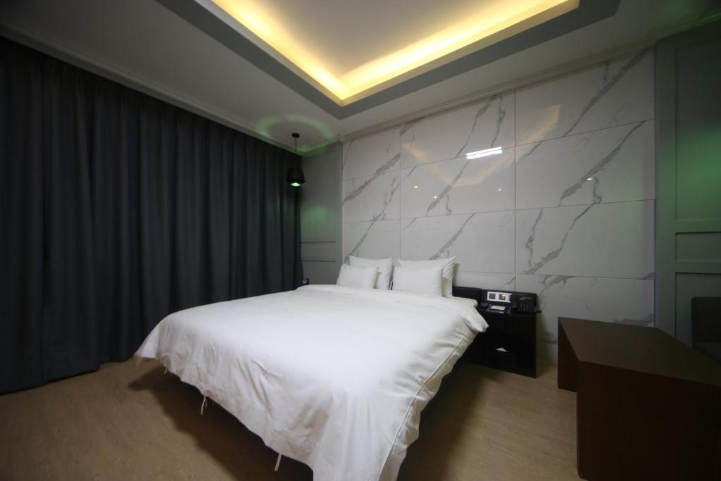 Postel nebo postele na pokoji v ubytování Bestie Hotel