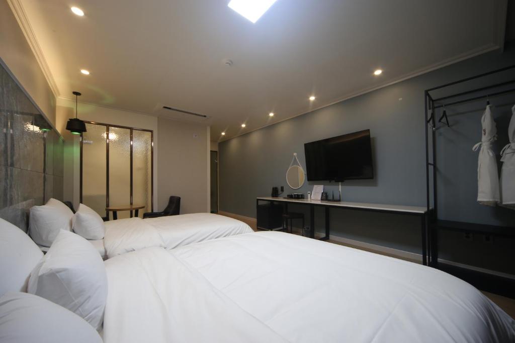 Postel nebo postele na pokoji v ubytování Bestie Hotel