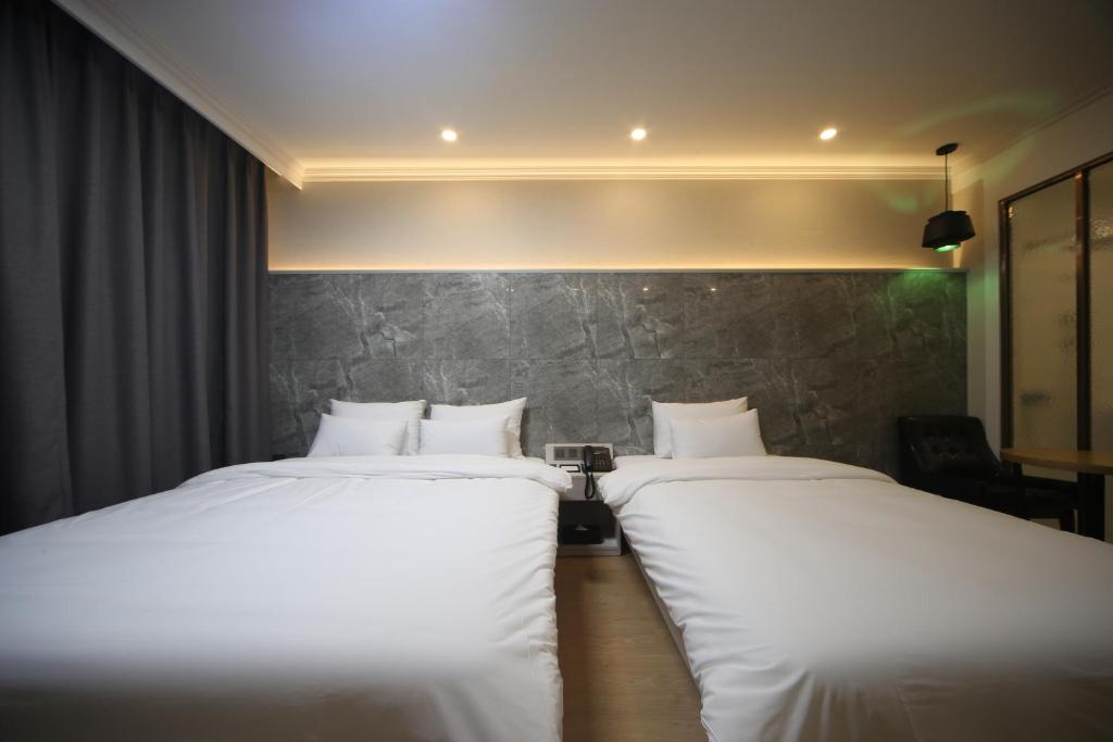 Postel nebo postele na pokoji v ubytování Bestie Hotel