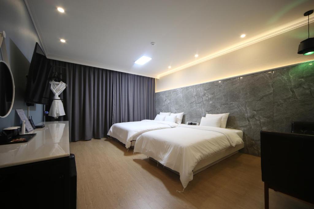 Postel nebo postele na pokoji v ubytování Bestie Hotel