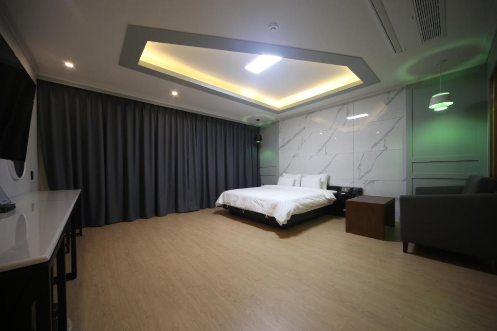 Postel nebo postele na pokoji v ubytování Bestie Hotel