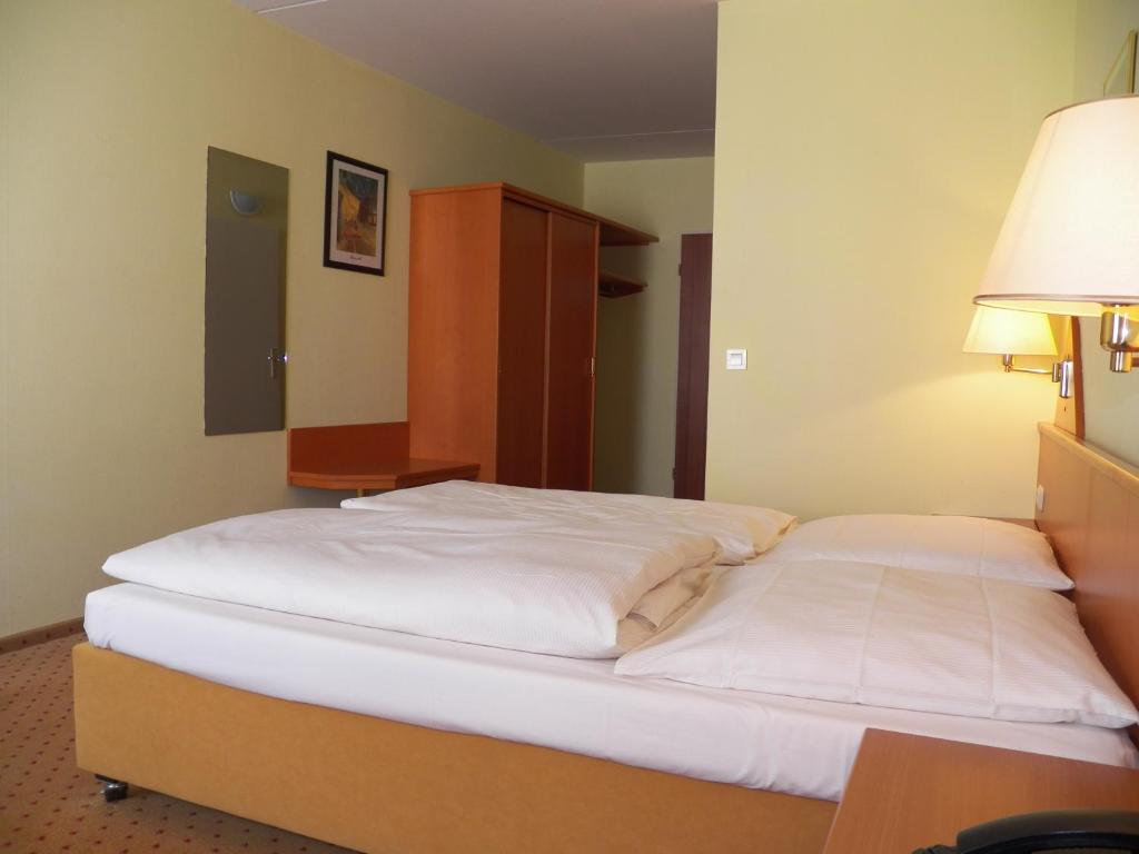 Postel nebo postele na pokoji v ubytování Hotel Deutscher Kaiser