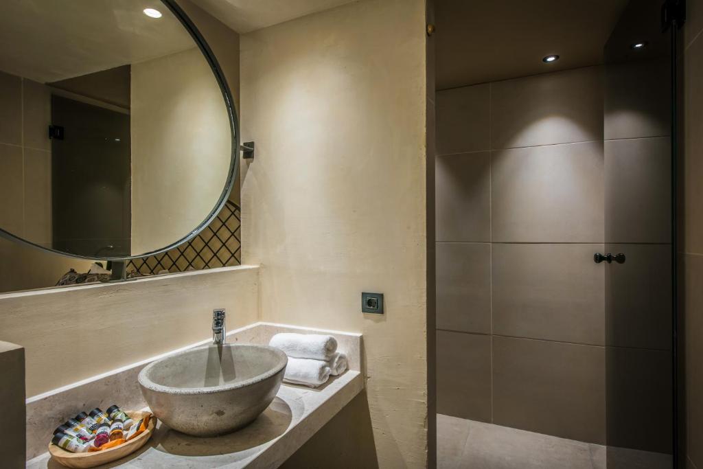 Koupelna v ubytování Petousis Hotel & Suites
