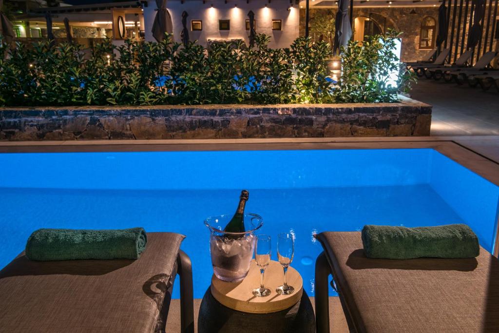Bazén v ubytování Petousis Hotel & Suites nebo v jeho okolí