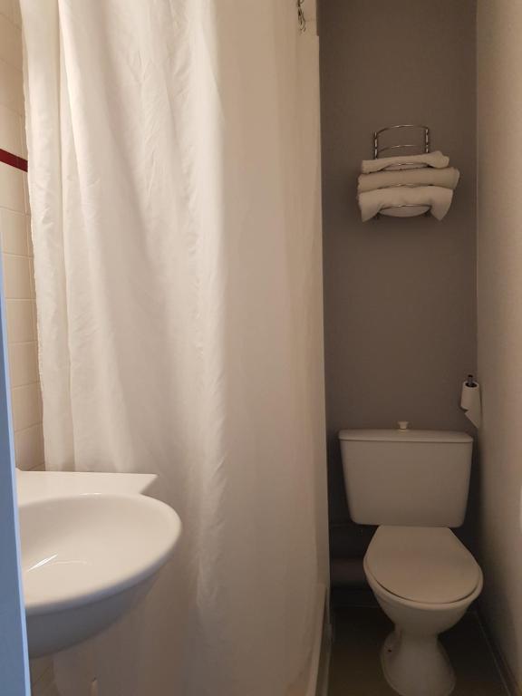 Koupelna v ubytování Hotel Inn Design Laon