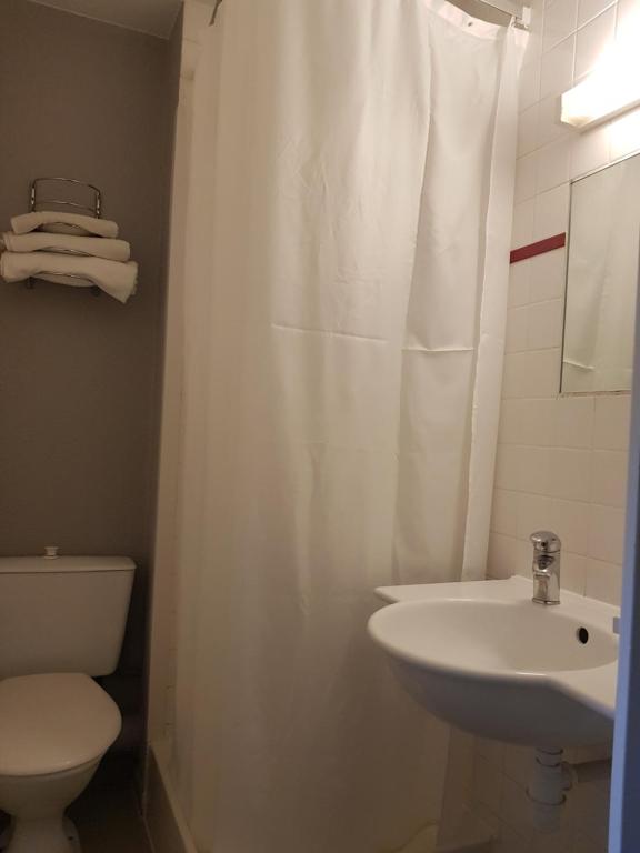 Koupelna v ubytování Hotel Inn Design Laon