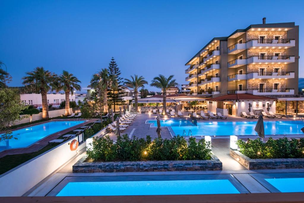 Bazén v ubytování Petousis Hotel & Suites nebo v jeho okolí
