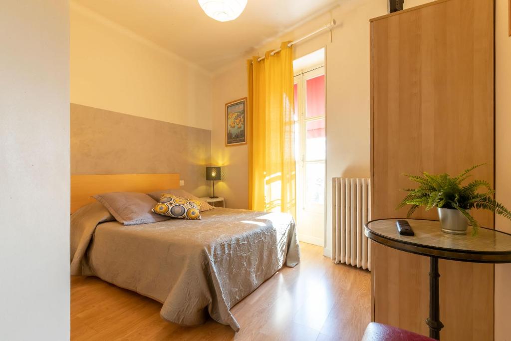 Postel nebo postele na pokoji v ubytování Hôtel Le Foch