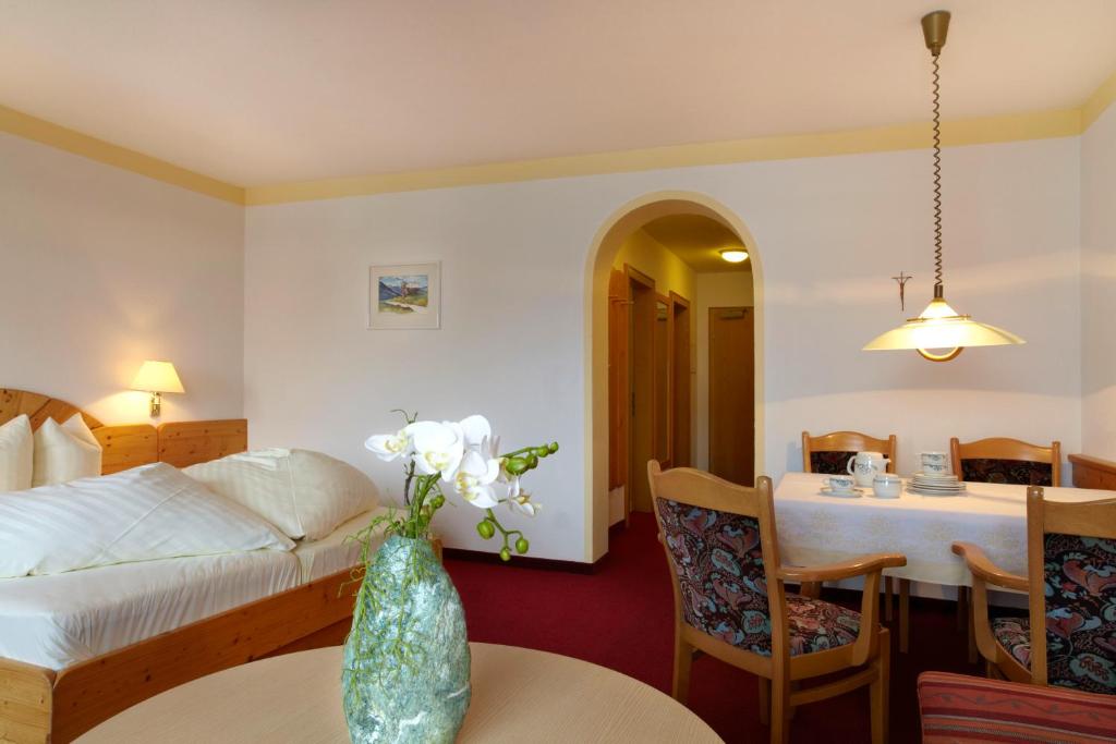 Postel nebo postele na pokoji v ubytování Hotel am Römerweg