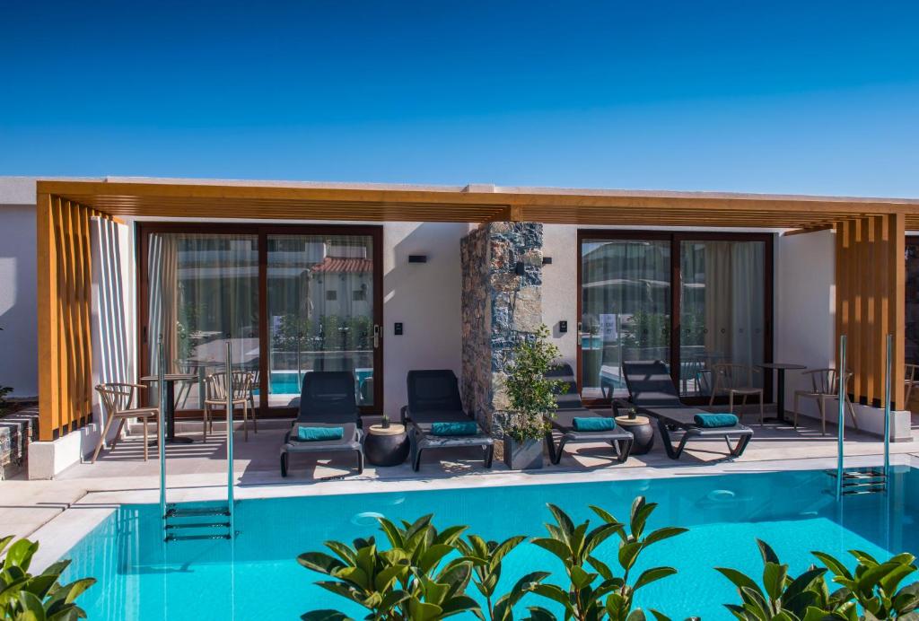 Bazén v ubytování Petousis Hotel & Suites nebo v jeho okolí
