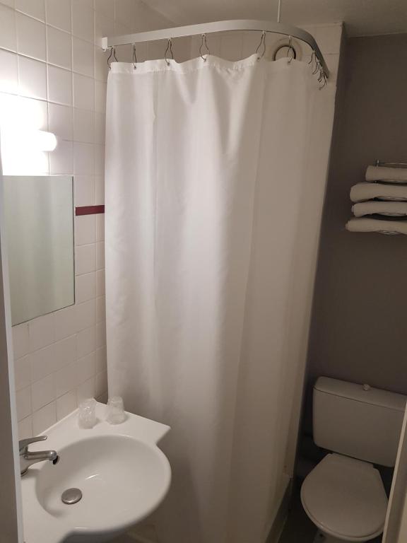 Koupelna v ubytování Hotel Inn Design Laon