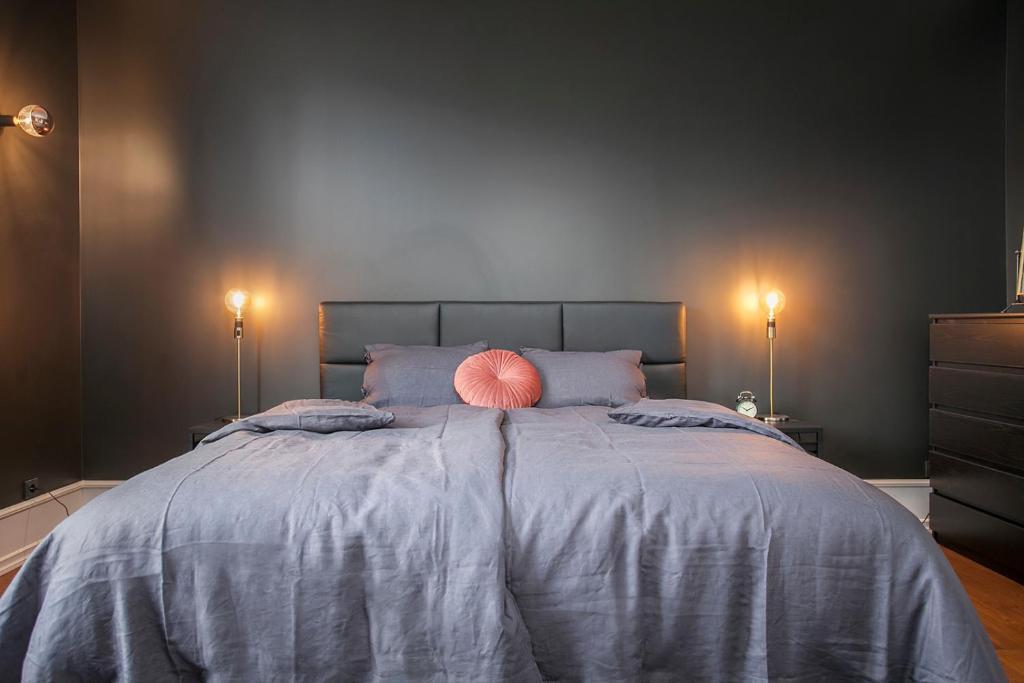 Dormitorio con cama con almohada rosa en Sudurgata - Luxury Dream Apartment, en Reikiavik