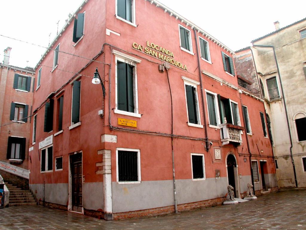 czerwony budynek po stronie ulicy w obiekcie Guesthouse Ca' San Marcuola 2 w Wenecji