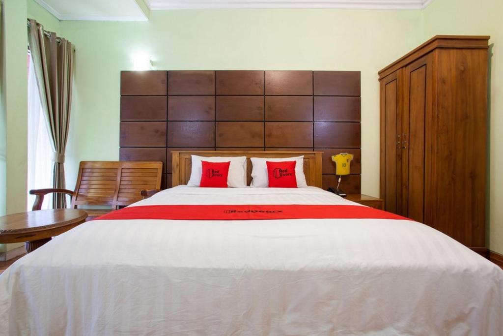 RedDoorz near Juanda International Airport - Economy Double Room