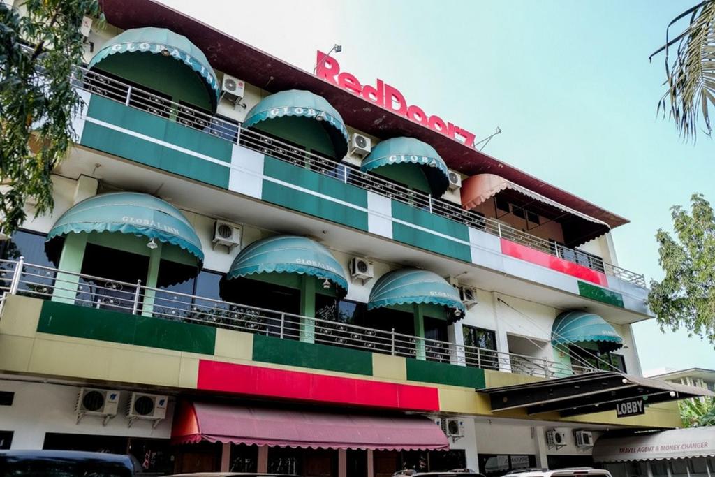 un edificio con balcones coloridos y un hotel en RedDoorz near Juanda International Airport en Surabaya