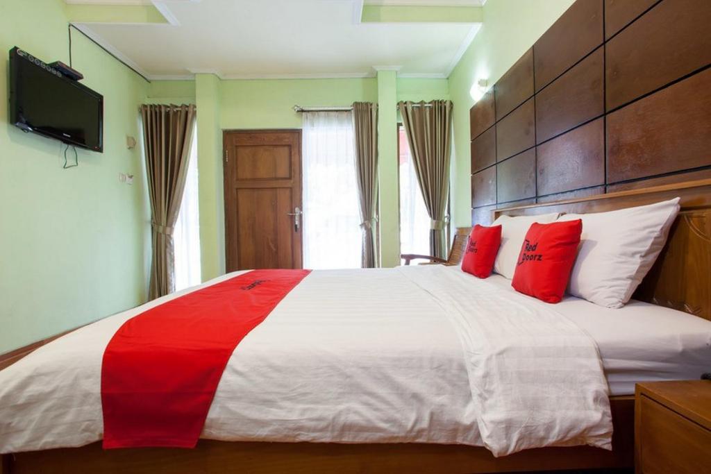RedDoorz near Juanda International Airport - Deluxe Room