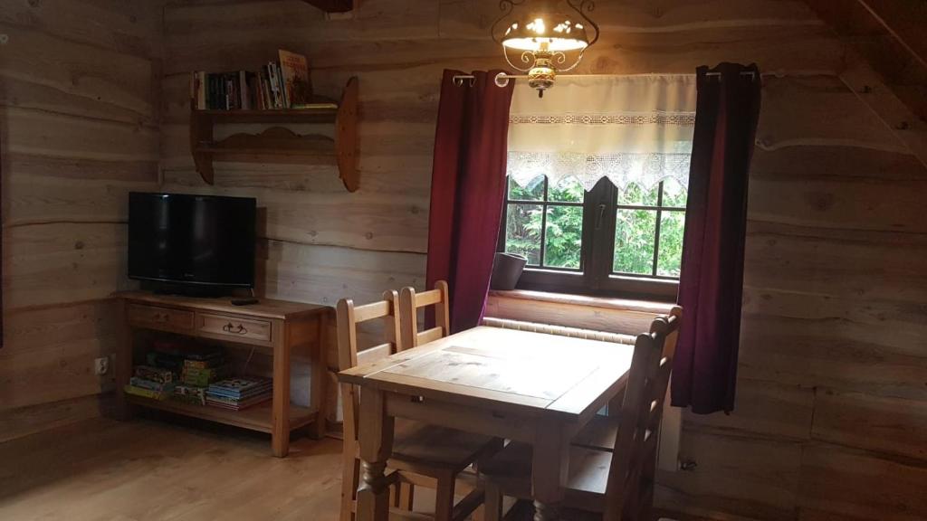 TV a/nebo společenská místnost v ubytování Chata Starych Znajomych