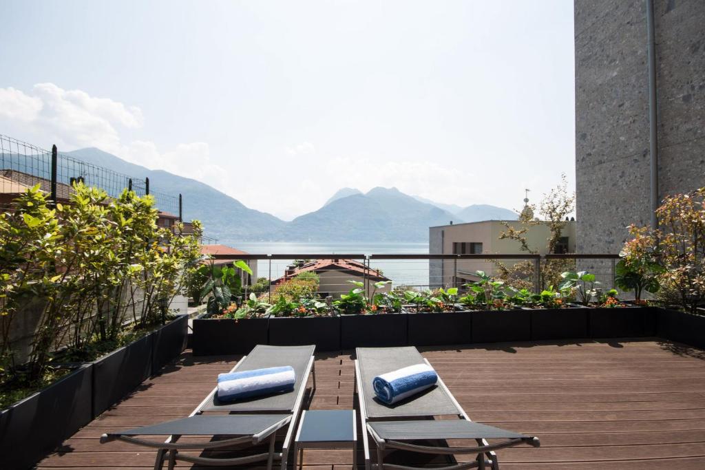 een balkon met stoelen en uitzicht op de bergen bij Terrazza sul Lago in Acquaseria