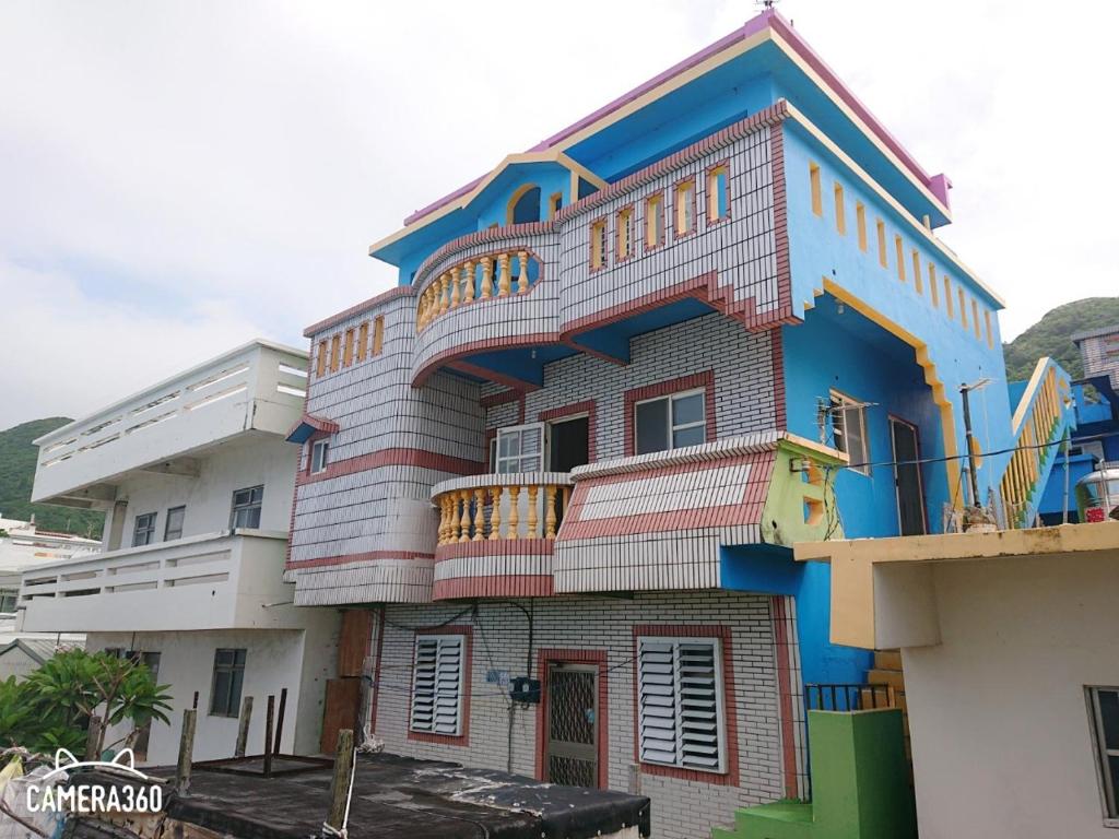 un edificio colorido con muchos balcones en Wen Zhong Hostel, en Lanyu