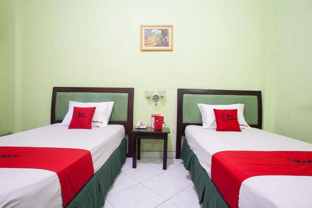 RedDoorz near Juanda International Airport - Twin Room