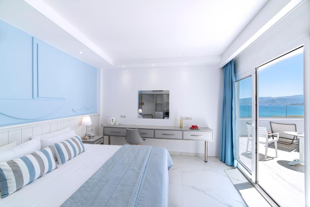 Posteľ alebo postele v izbe v ubytovaní Naiades Marina Hotel