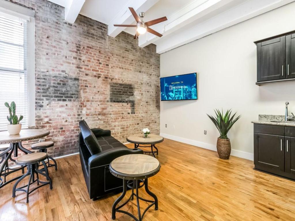 Et tv og/eller underholdning på Spacious Lofts Close to French Quarter & Bourbon St.