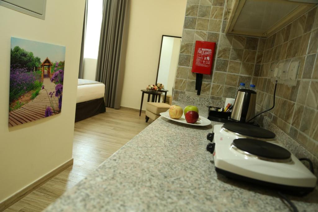 مرافق لصنع الشاي والقهوة في Uptown Hotel Apartment Fujairah By Gewan