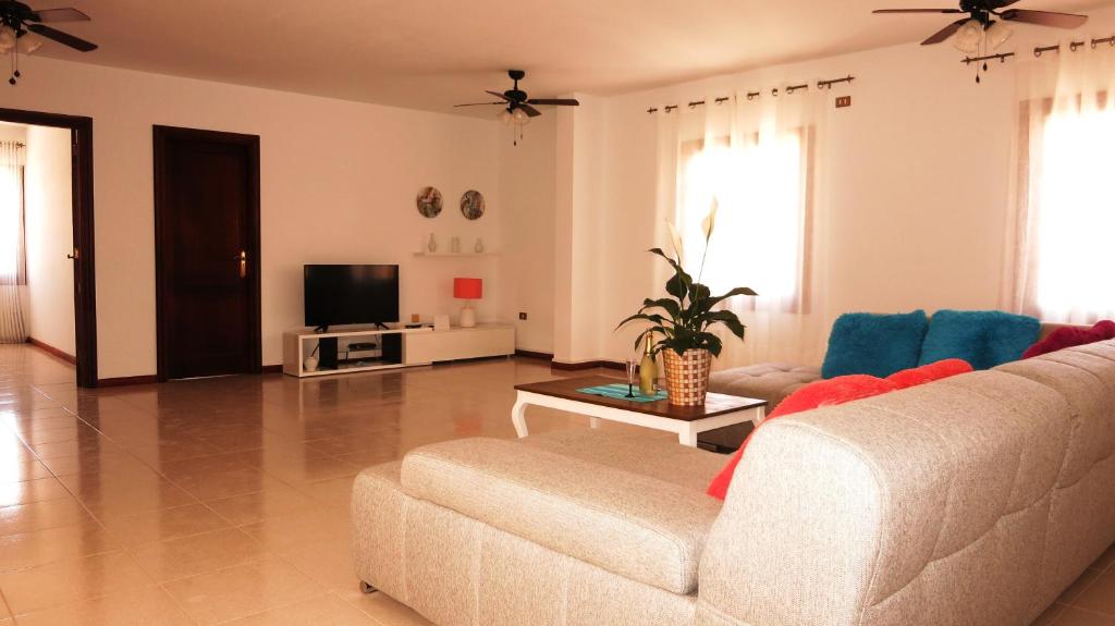 a living room with a couch and a tv at Large apartment on golf course in San Miguel de Abona