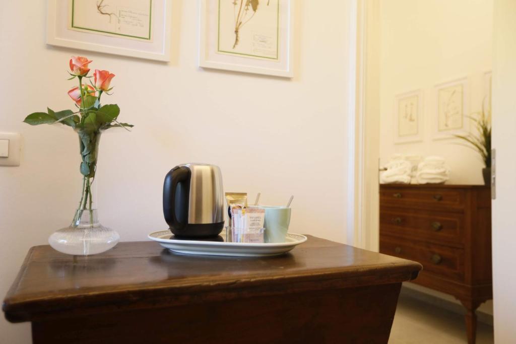 Příslušenství pro přípravu čaje a kávy v ubytování Pisacane61 B&B