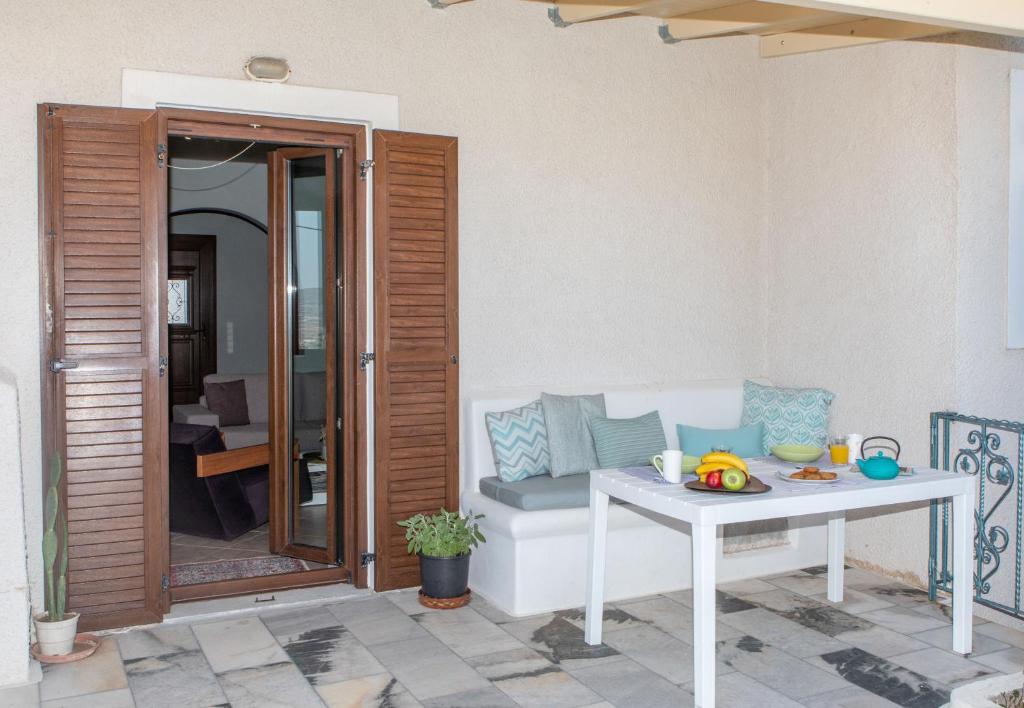 A seating area at Naxos View