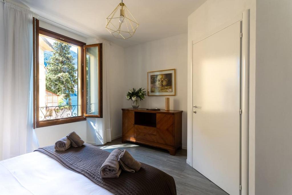 Postel nebo postele na pokoji v ubytování Romantic Pier by Rent All Como
