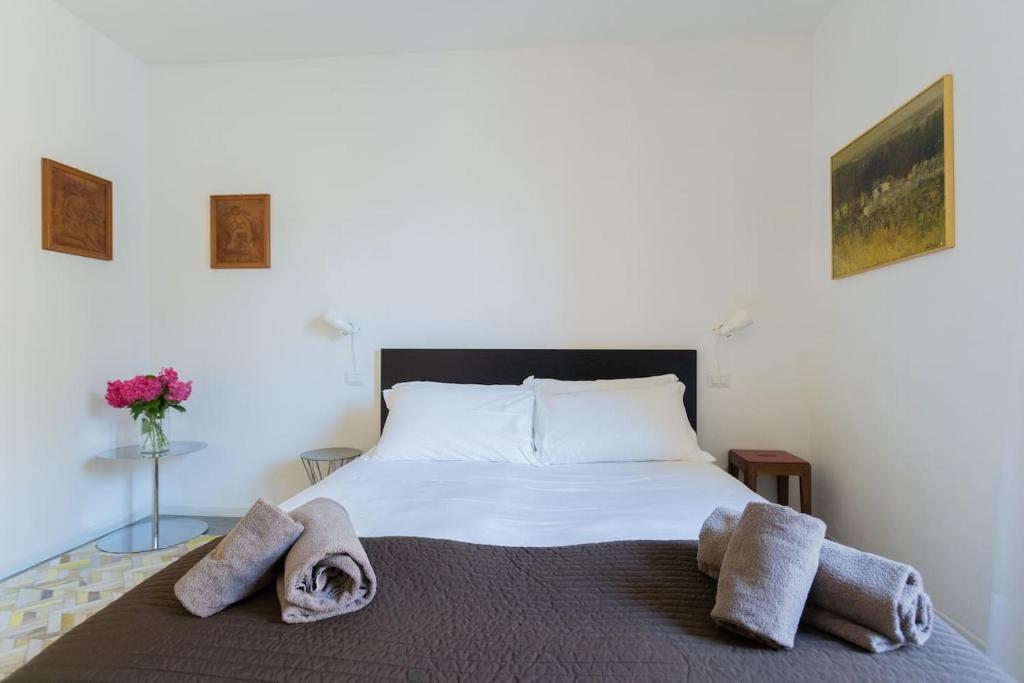 Postel nebo postele na pokoji v ubytování Romantic Pier by Rent All Como