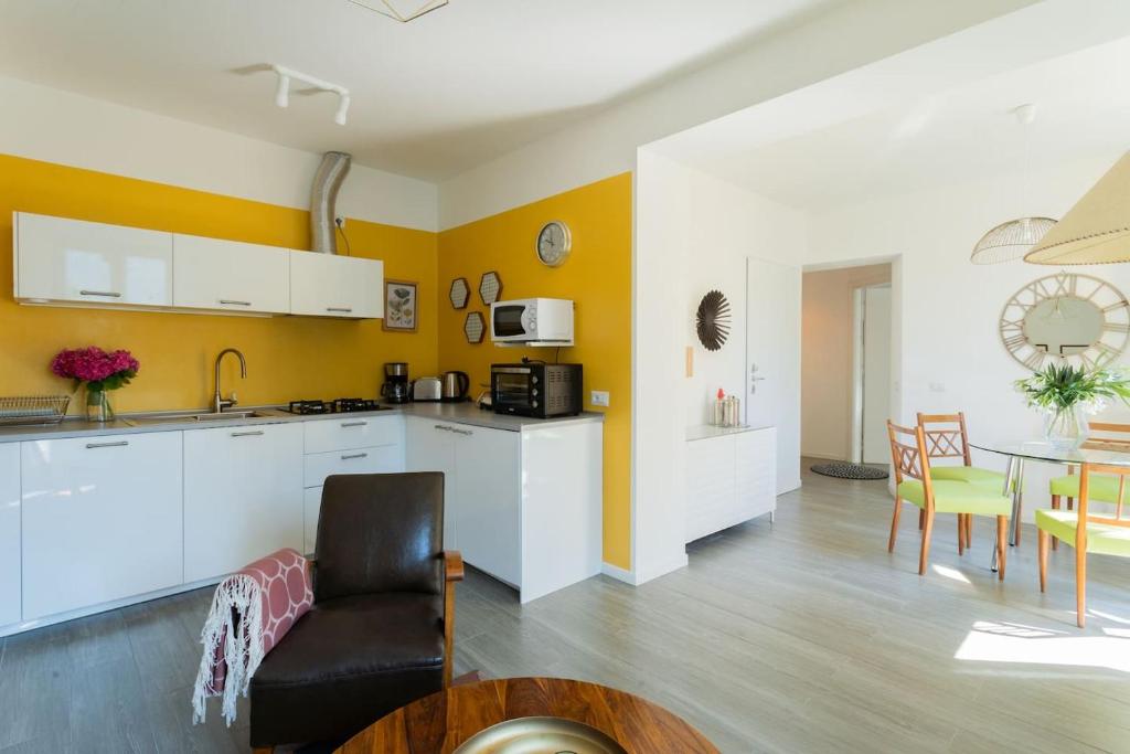 Kuchyň nebo kuchyňský kout v ubytování Romantic Pier by Rent All Como
