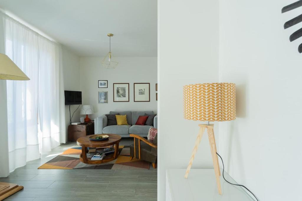 TV a/nebo společenská místnost v ubytování Romantic Pier by Rent All Como