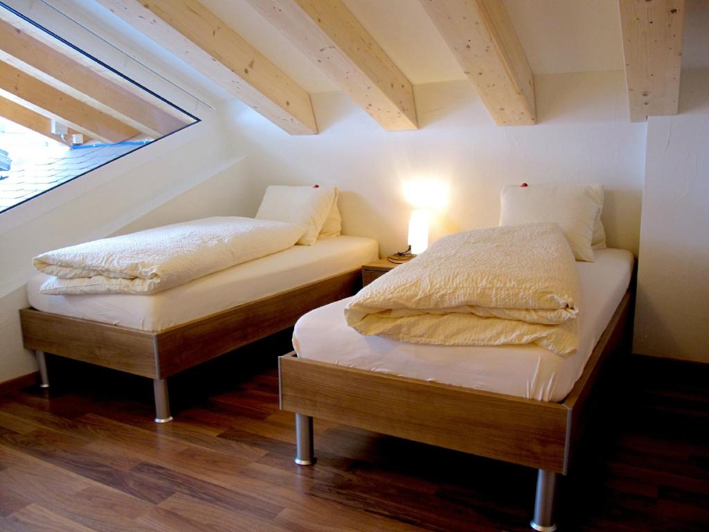 Postel nebo postele na pokoji v ubytování Bergquelle Dachwohnung