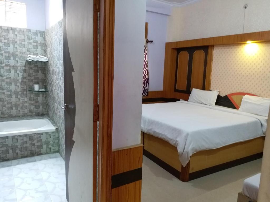 Postel nebo postele na pokoji v ubytování HOTEL HAIFA
