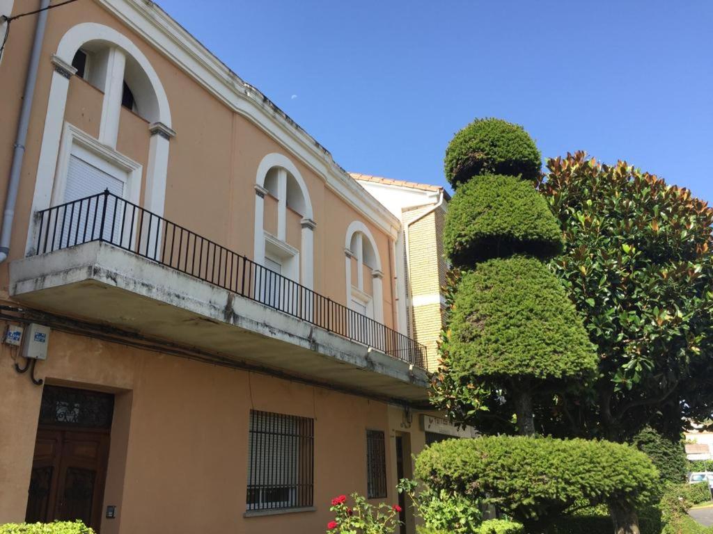 um edifício com um arbusto à frente em AT LA VIÑUELA em Losar de la Vera