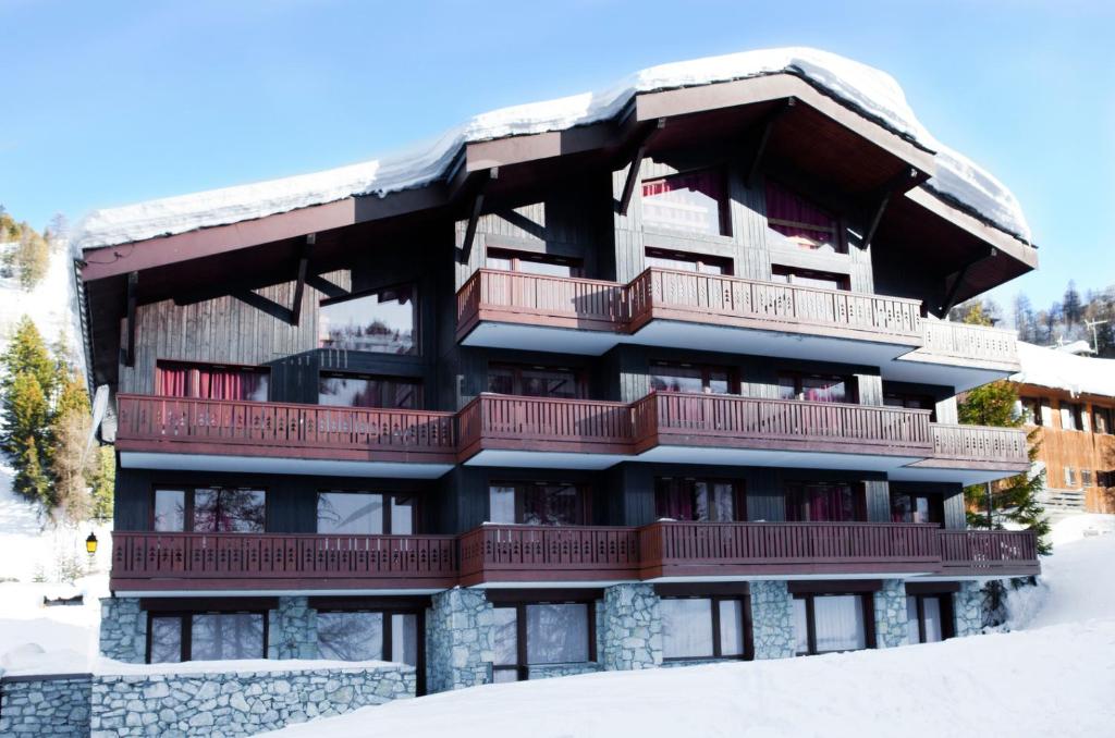 an apartment building with snow on the ground at VVF Résidence Plagne 1800 Paradiski in Plagne 1800