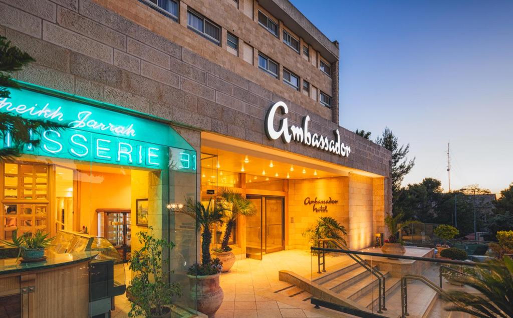 eine Fassade eines Gebäudes mit einem Restaurant in der Unterkunft Ambassador Hotel in Jerusalem