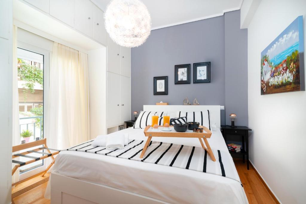 een slaapkamer met een groot bed en een tafel. bij Athena by Heloni Apartments in Athene
