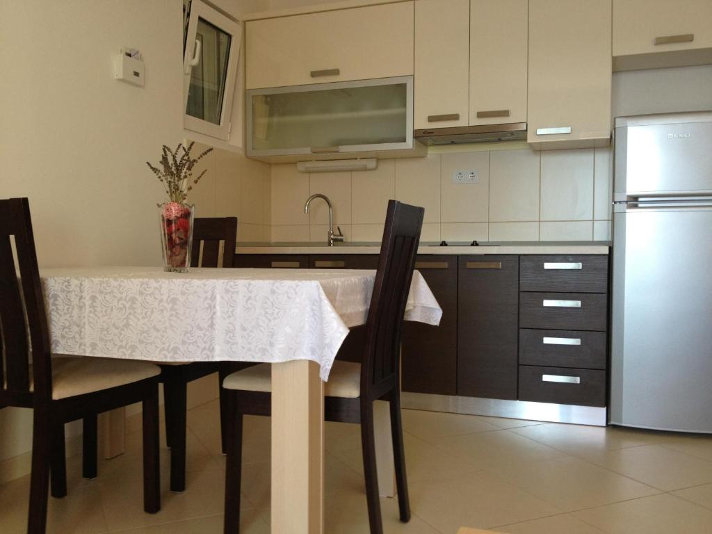 Kuchyňa alebo kuchynka v ubytovaní Apartments Villa Amalia